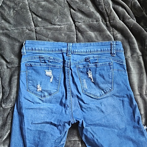 Skinny leg ripped jeans - Picture 3 of 3